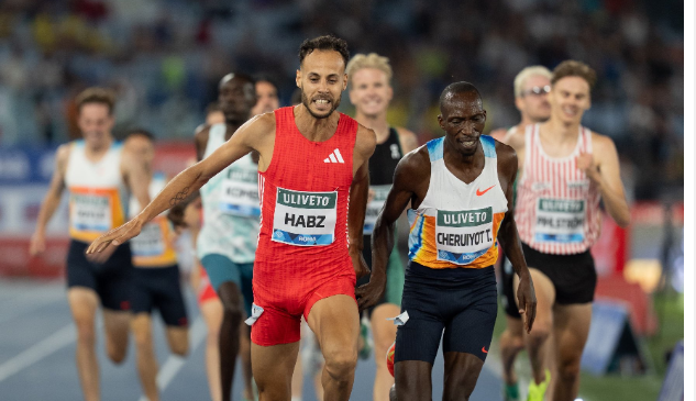 Timothy Cheruiyot (R) in a sprint finish with Frenchman Azeddine Habz at the Rome Diamond League/ HANDOUT