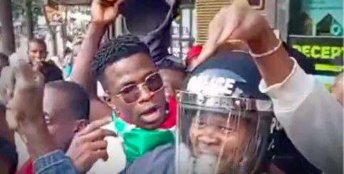 Police, protestors share brief friendly interaction in Nairobi
