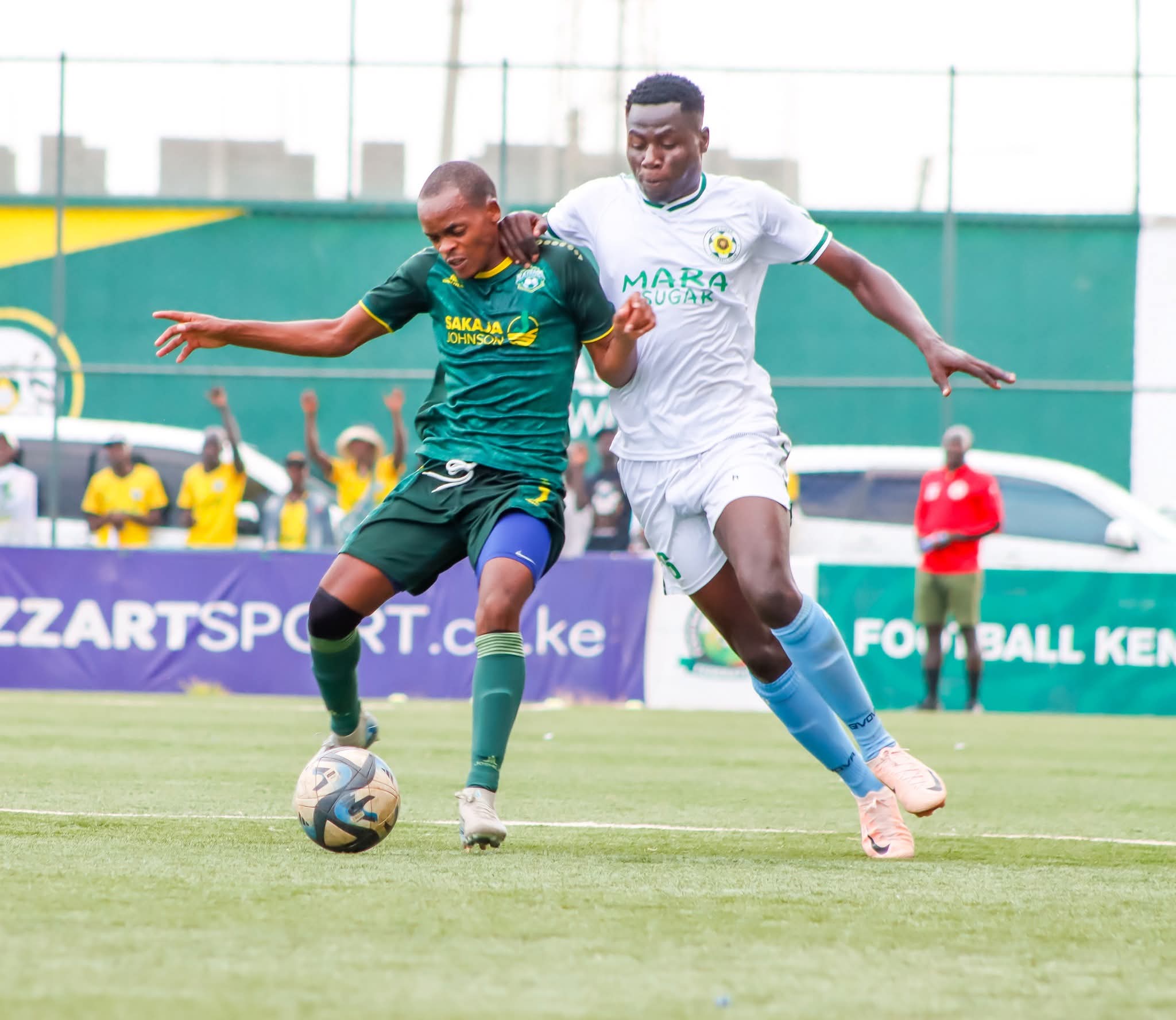 Isaac Omweri of Nairobi United in a tussle with Vincent Mulama of Mara Sugar during the FKF Cup semifinals at Dandora stadium on Sunday/HANDOUT