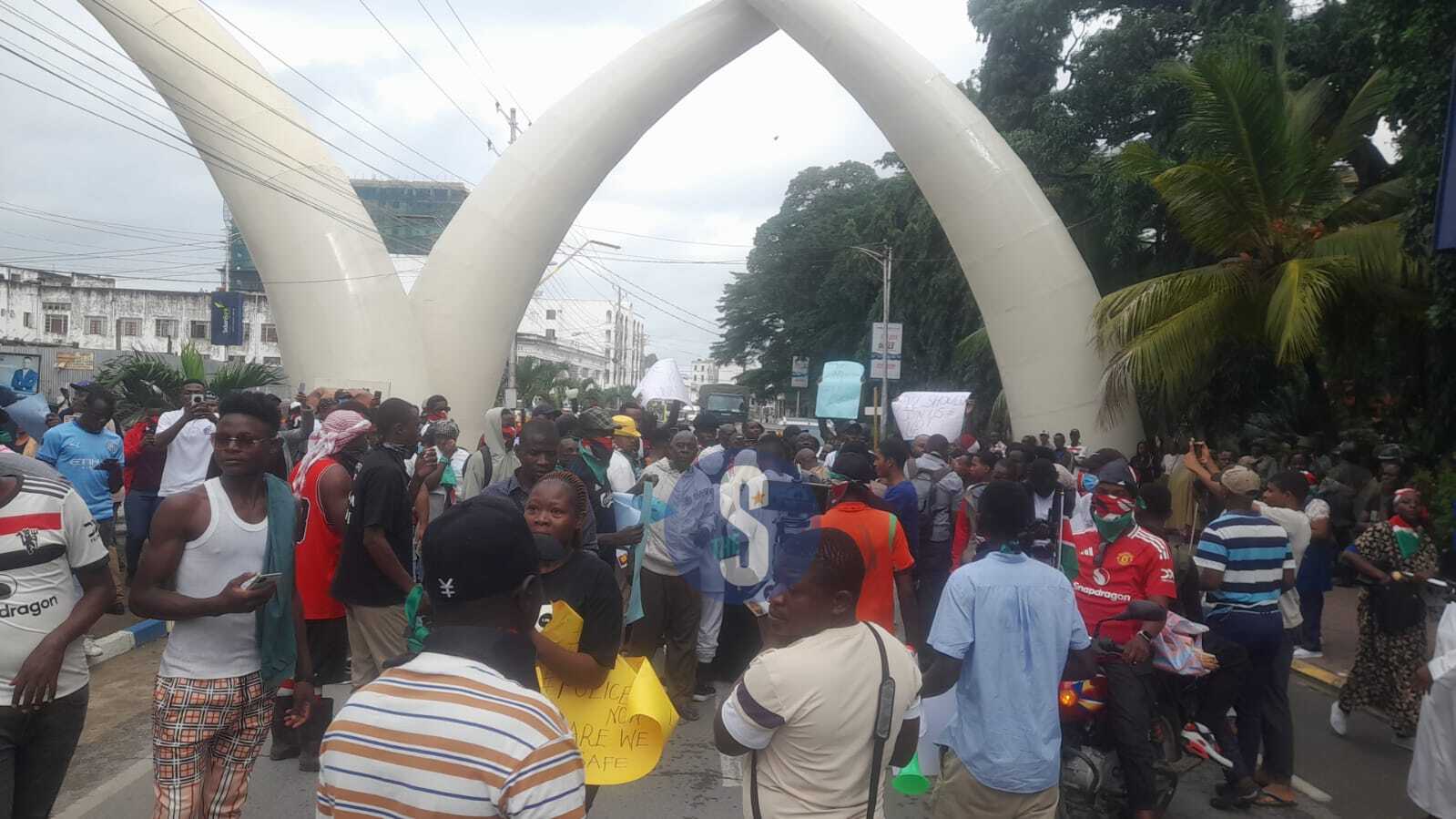 [PHOTOS] Mombasa protesters take to streets