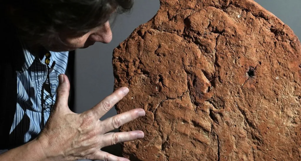 Rare 4,000-year-old Egyptian handprint found
