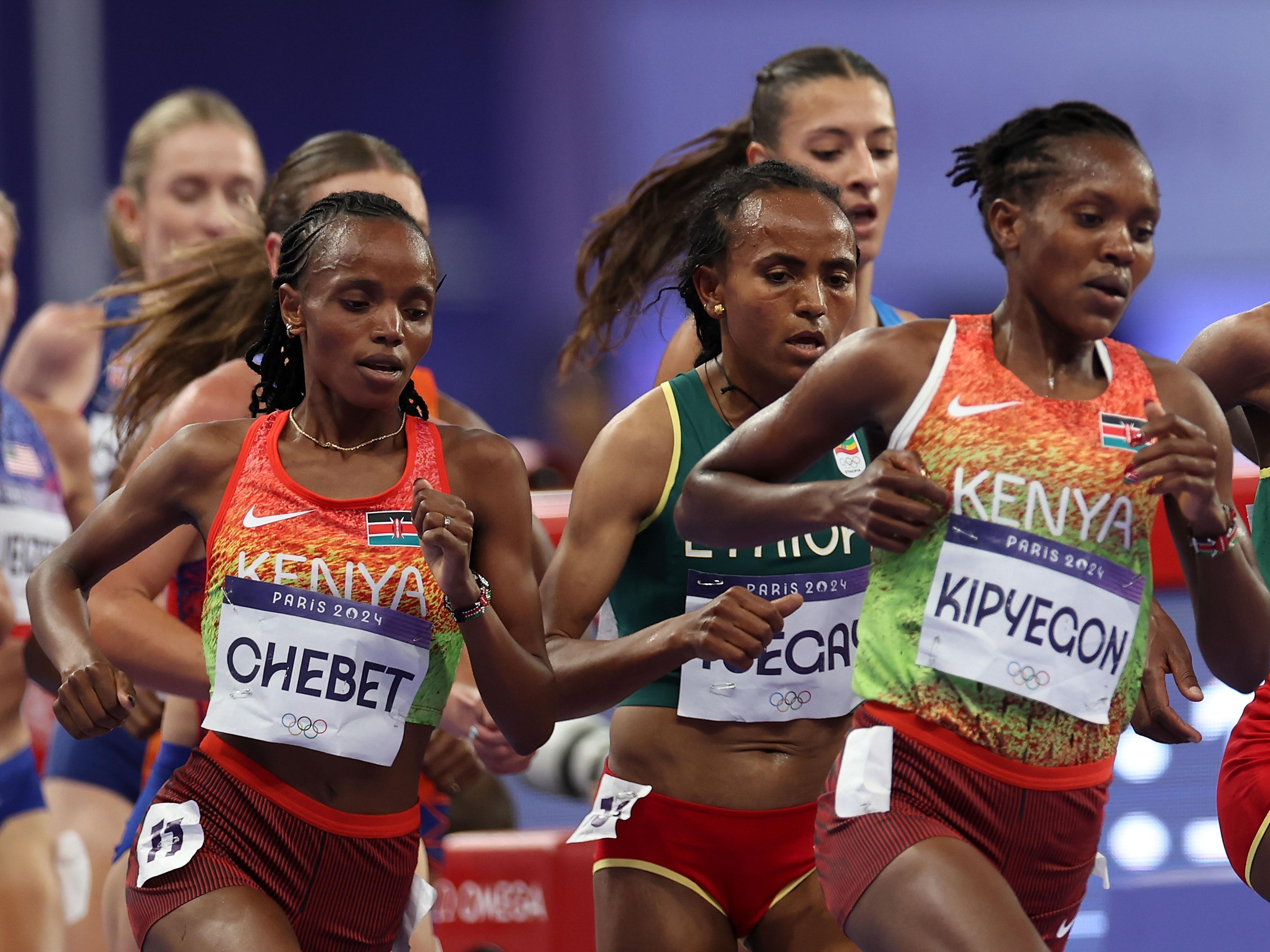 aith Kipyegon (R) and Beatrice Chebet (C) of Kenya compete during the women's 5,000m final at the Paris 2024 Olympic Games in Paris, France, August 5, 2024.)