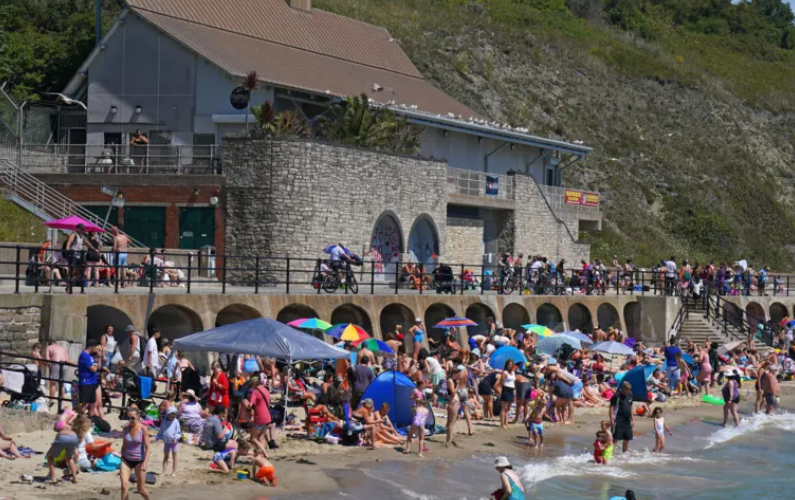 Heatwave continues across UK ahead of Monday temperature dip