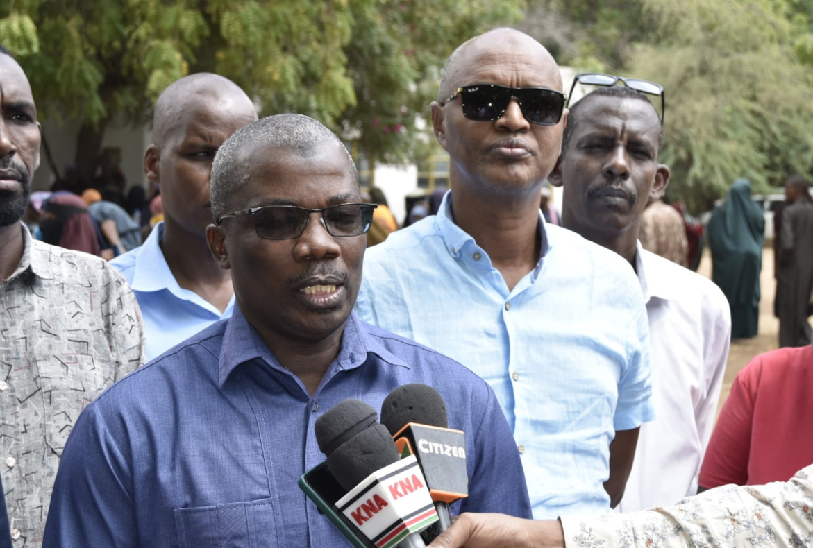 Duale donates iron sheets, wheelbarrows to Suq-Muqdi fire victims