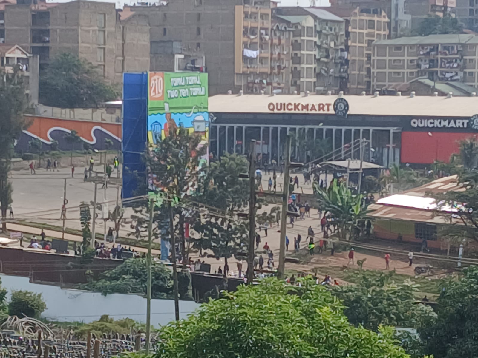 Youths attempt to break into Quickmart Roysambu