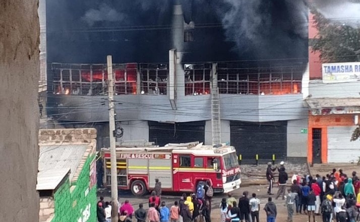 Police Caught Allegedly Escalating Magunas Supermarket Fire