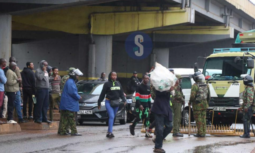 [PHOTOS] Nairobi traffic disrupted as police erect roadblocks