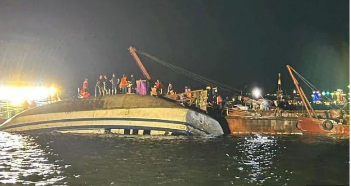 Dozens dead after Ha Long Bay tourist boat capsizes