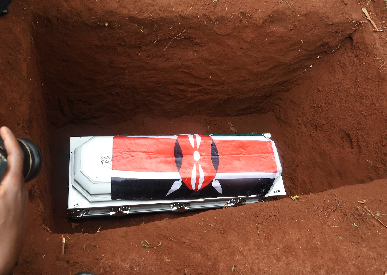 [PHOTOS] Boniface Kariuki honoured with flag-draped coffin