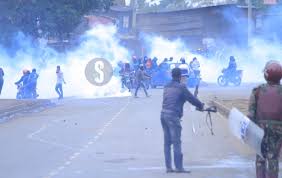 Tear gas fired, 35 arrested as youths block Eldoret-Webuye highway