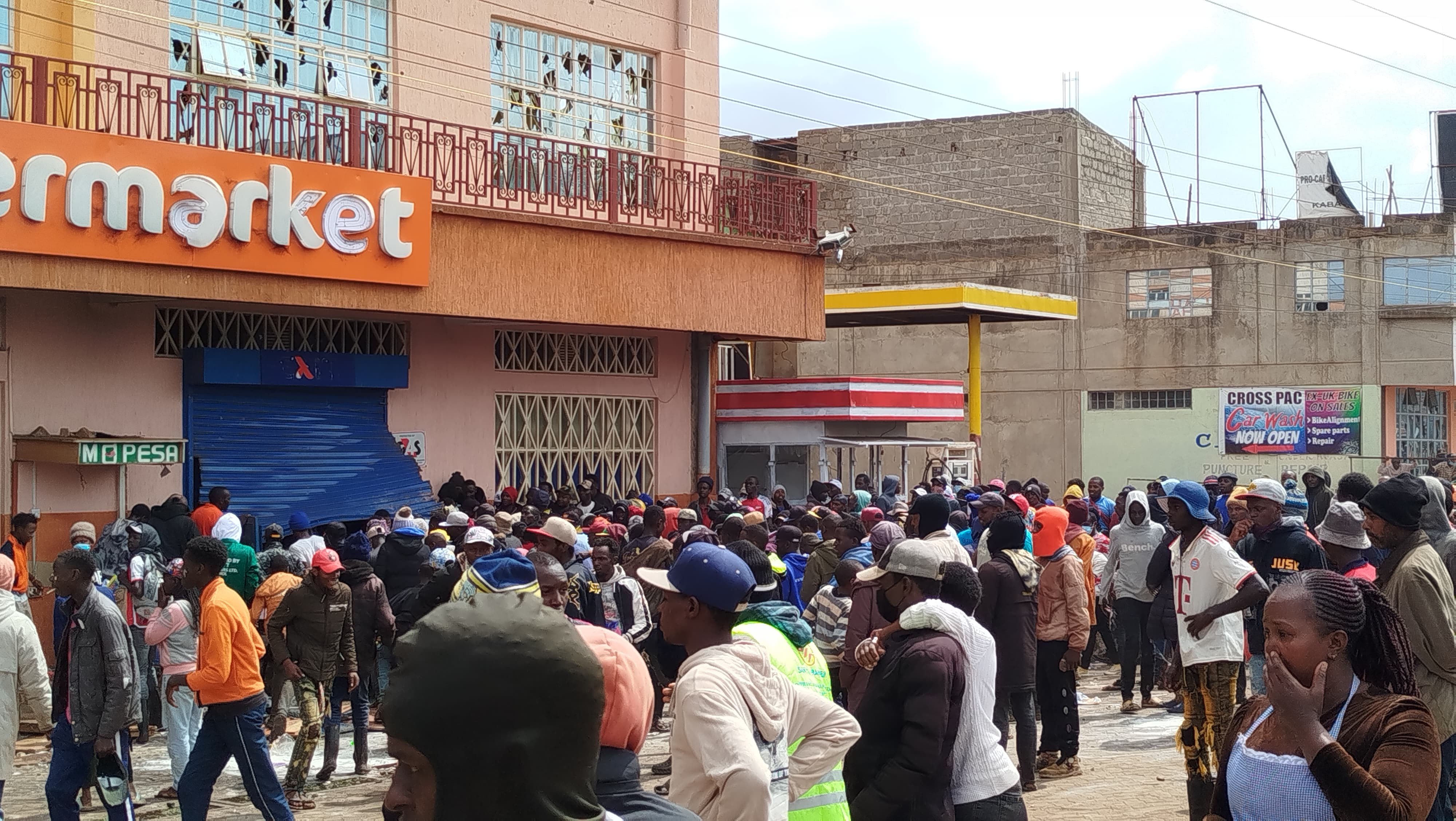 Murang'a: Youths loot shops after overpowering cops