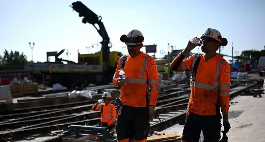 WHO warns of risks of extreme heat in the workplace