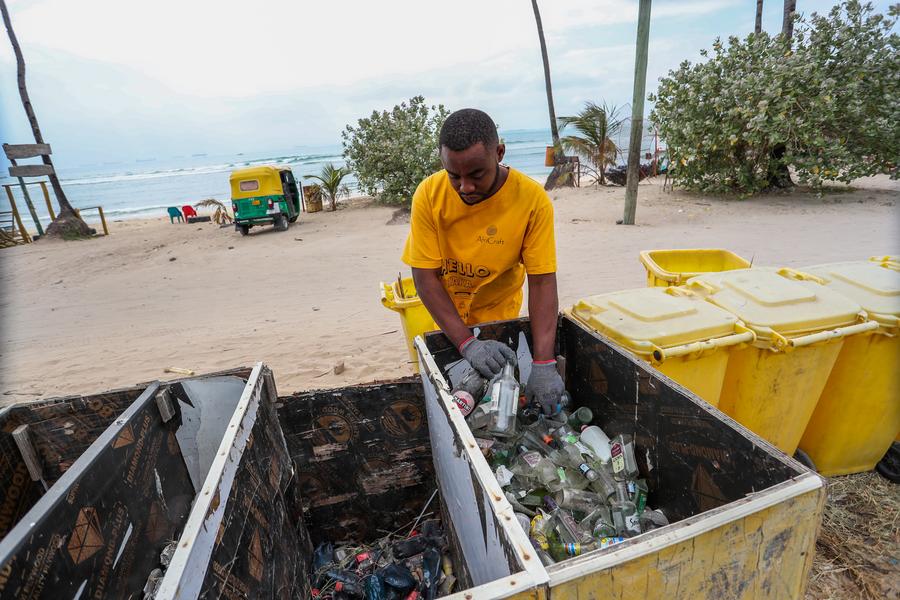 (Hello Africa) How young "waste changers" turn trash into treasure