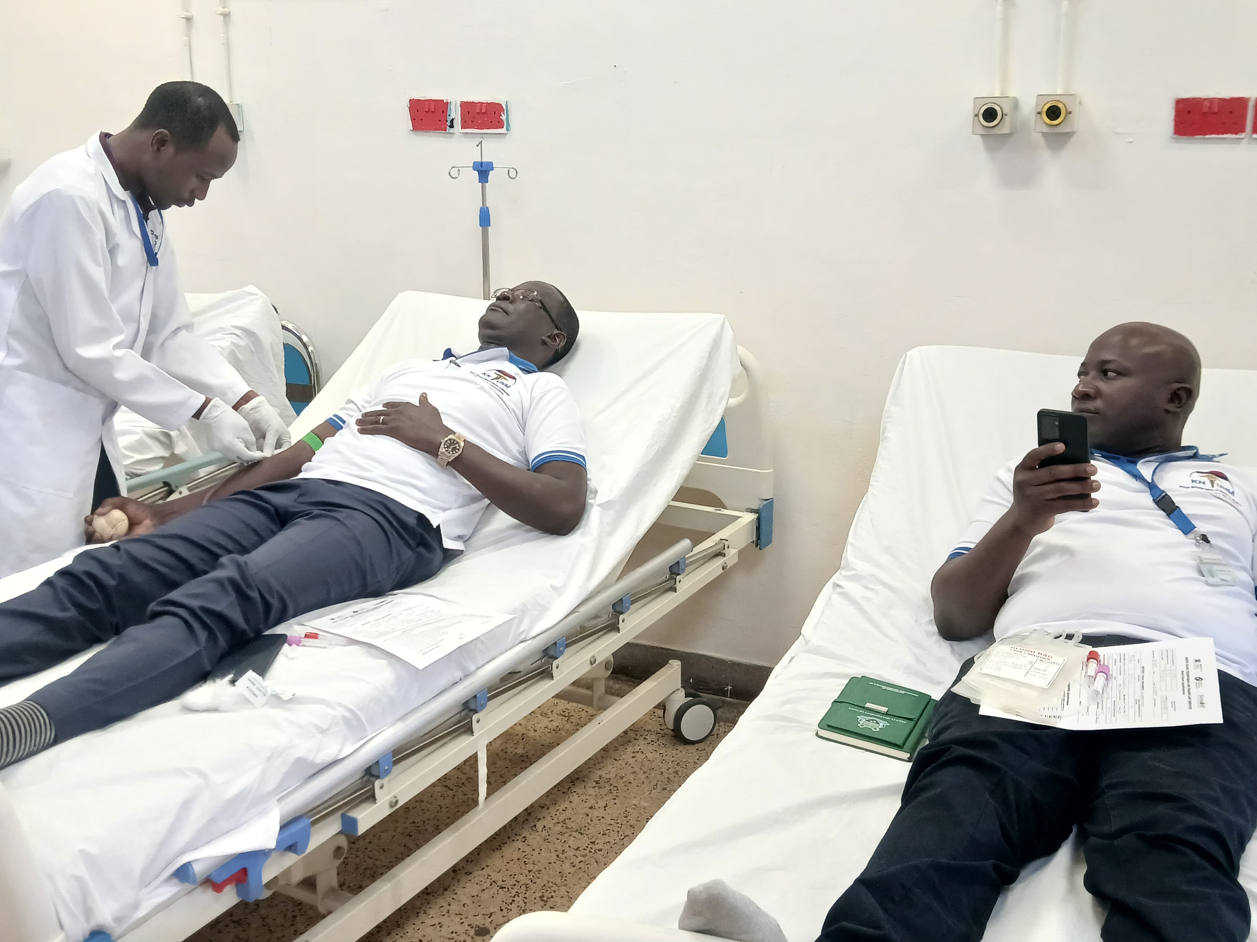 Nurses halt demos to donate blood for crash victims
