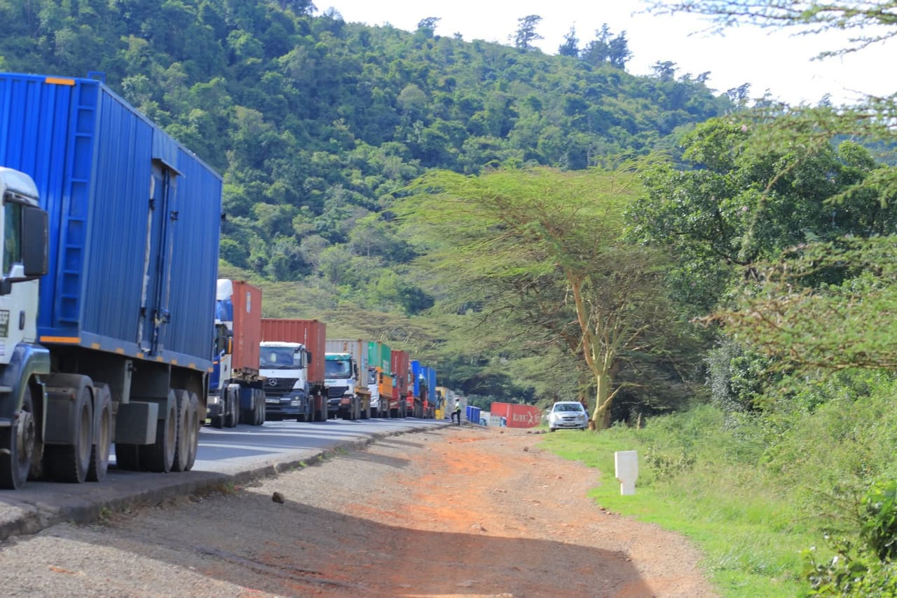 [PHOTOS] Heavy traffic as locals block Suswa-Narok road