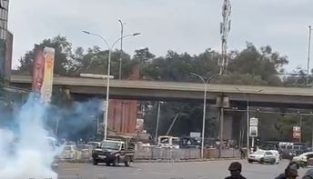 Police lob teargas to disperse protesting UoN students