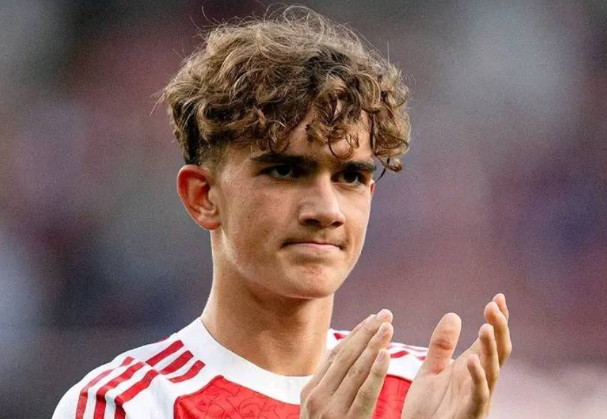 Arsenal's 15-year-old Dowman in line for Champions League football