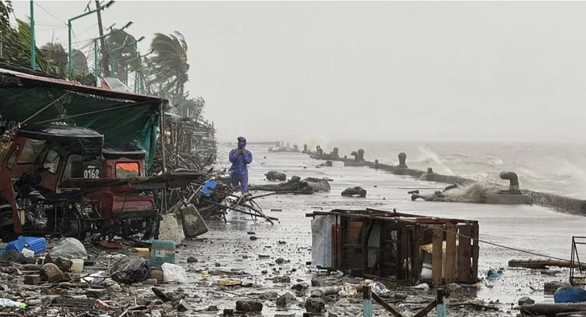 Super typhoon hits Philippines as thousands evacuate