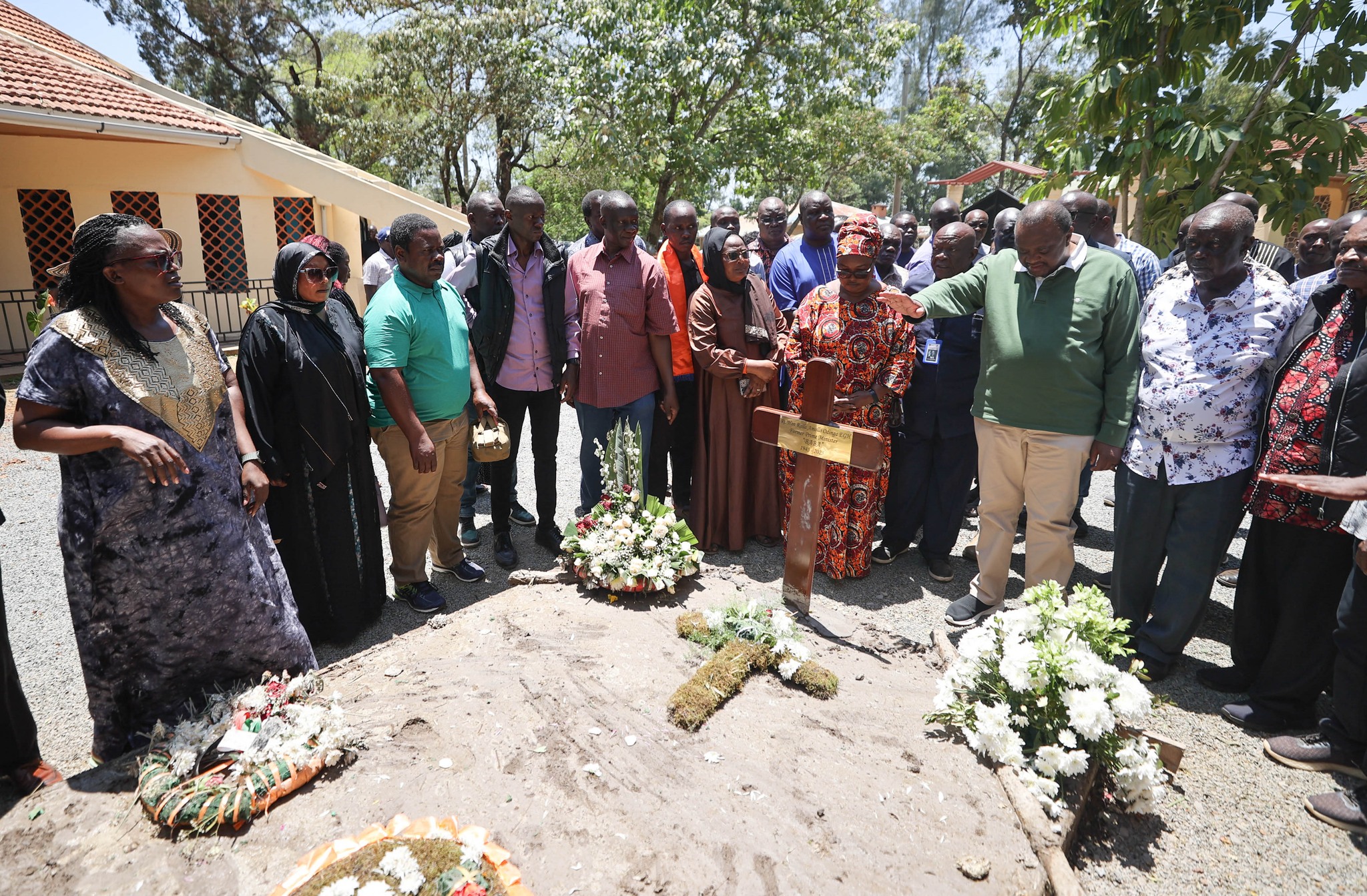 [PHOTOS] Uhuru visits Raila's grave in Bondo