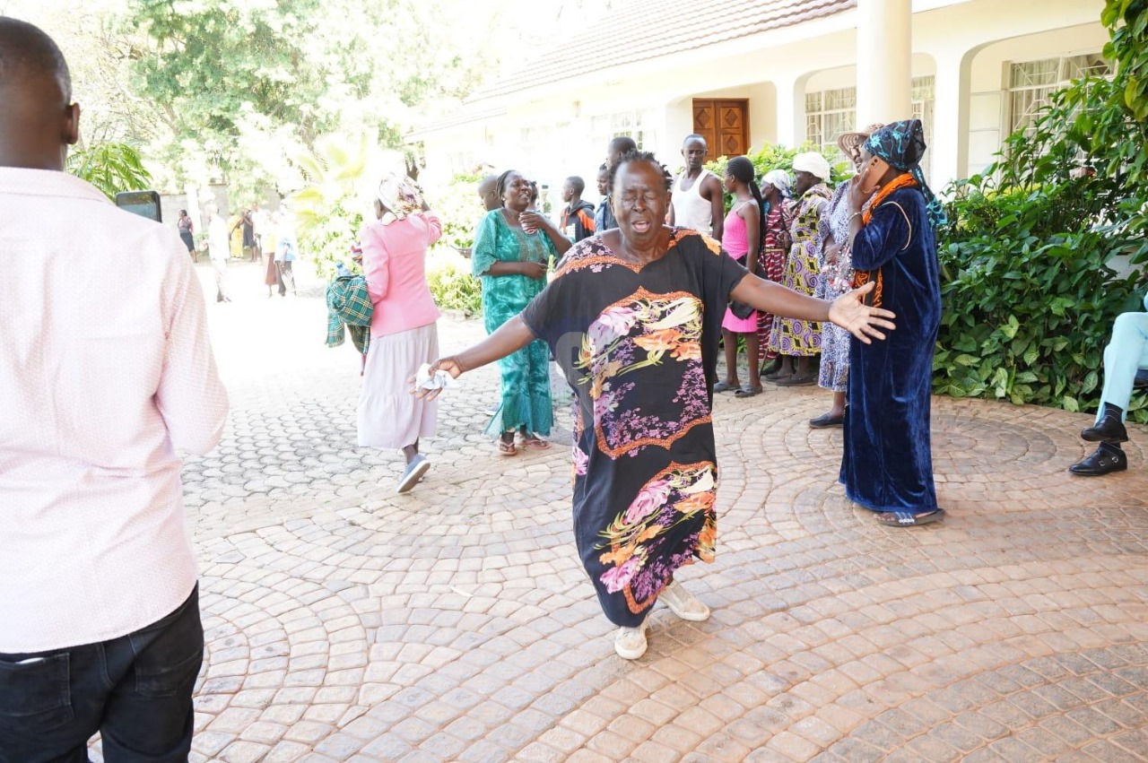 Wails of grief as mourners flock Raila’s Siaya home
