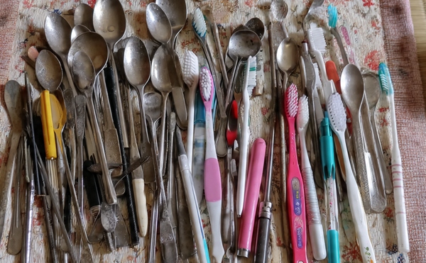 Doctors Find 29 Spoons, 19 Toothbrushes in Man’s Stomach