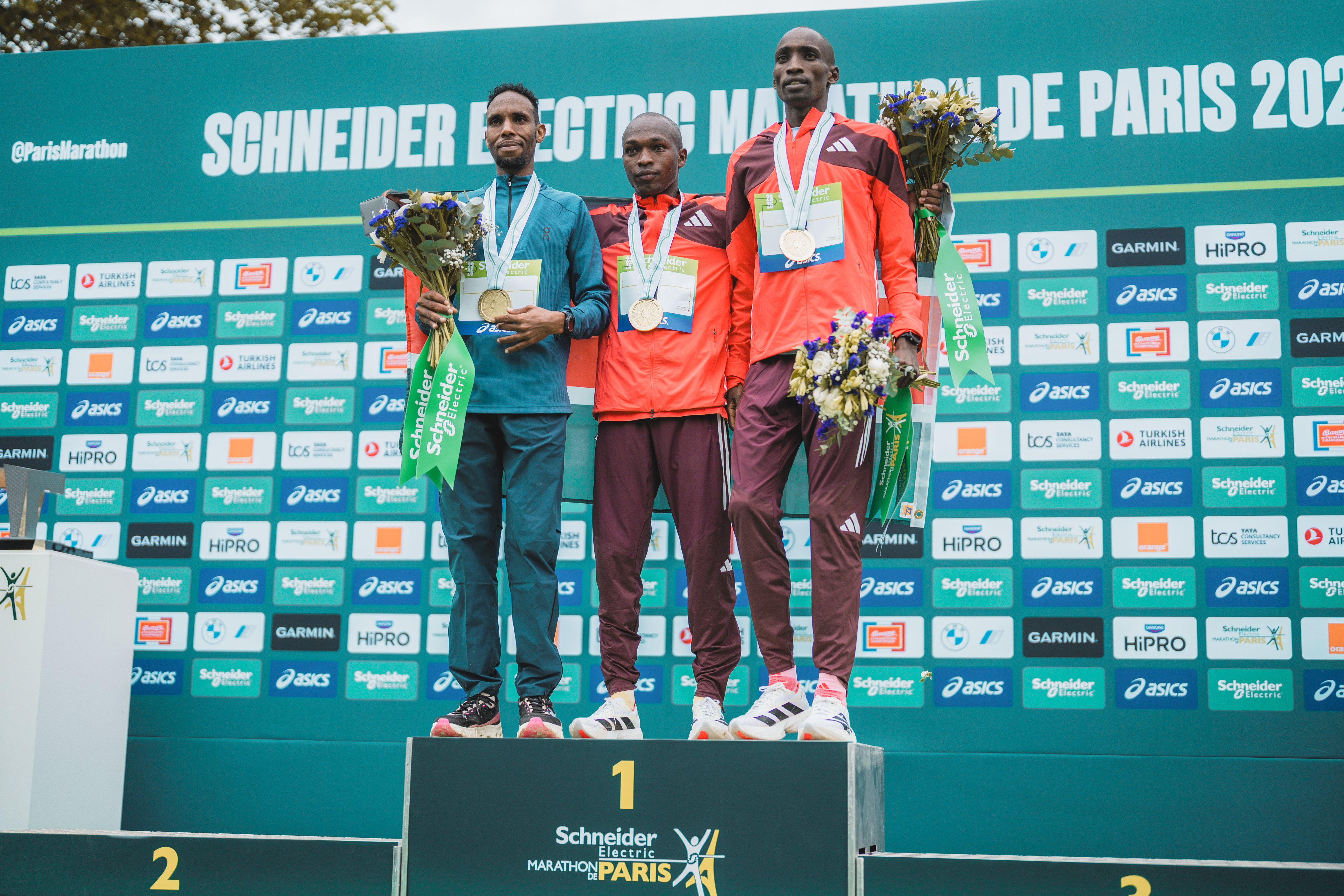 Silas Kiptoo (R)n with Benard Biwott (C) and Djibouti's Ibrahim Hassan (L) at the Paris Marathon