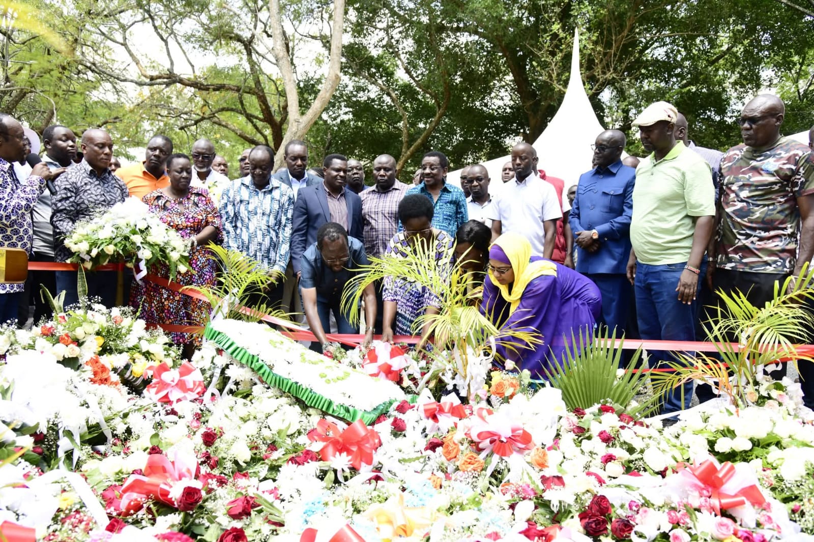 [PHOTOS] Council of Governors visits Raila's grave