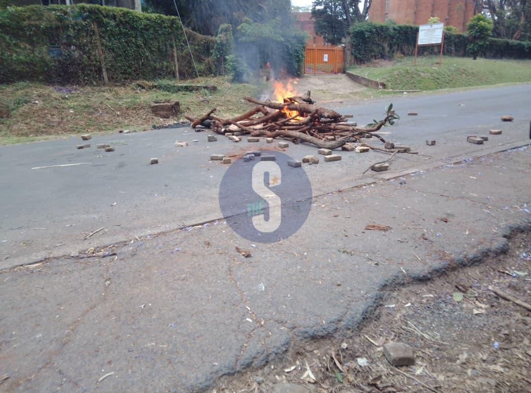[PHOTOS] UoN students lit bonfire, block State House road