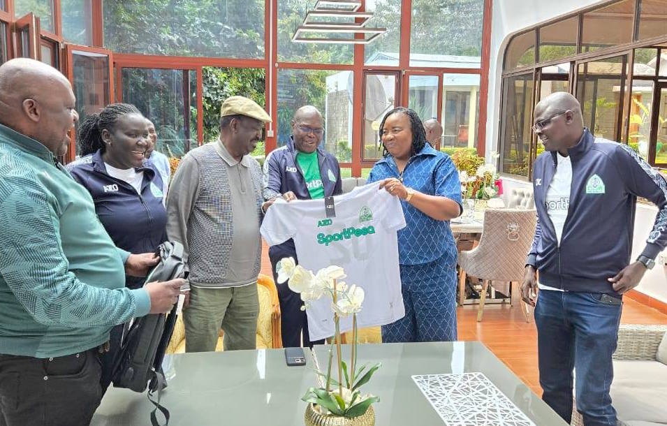 Gor Mahia officials, treasurer Gerphas Okuku, Sally Boro, chairman Ambrose Rachier (3rd R) and and CEO Ronald Ngala when they paid a courtesy call on club patron Raila Odinga and his wife, Ida