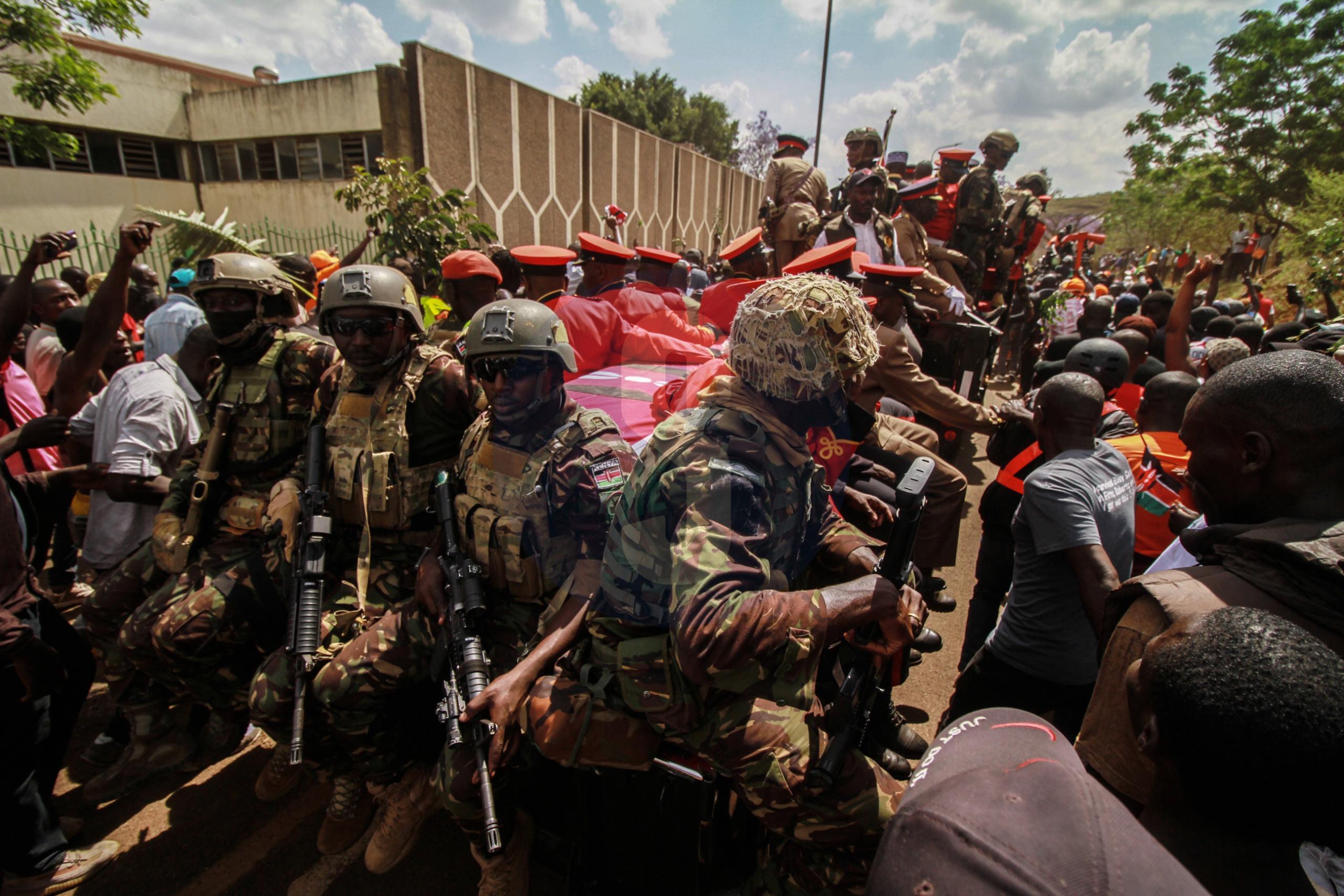 [PHOTOS]: Military escort, chaos during Raila's public viewing