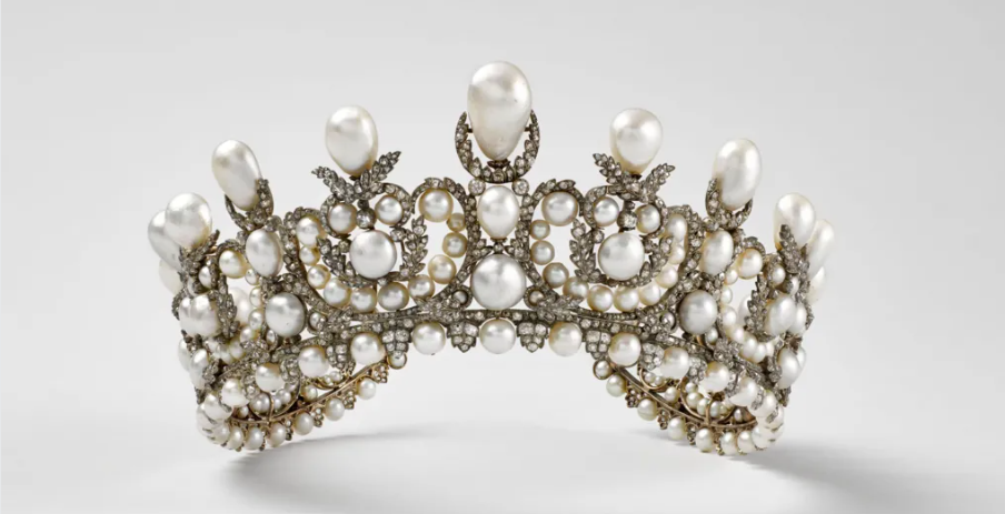 Suspects arrested over theft of jewels at museum in Paris