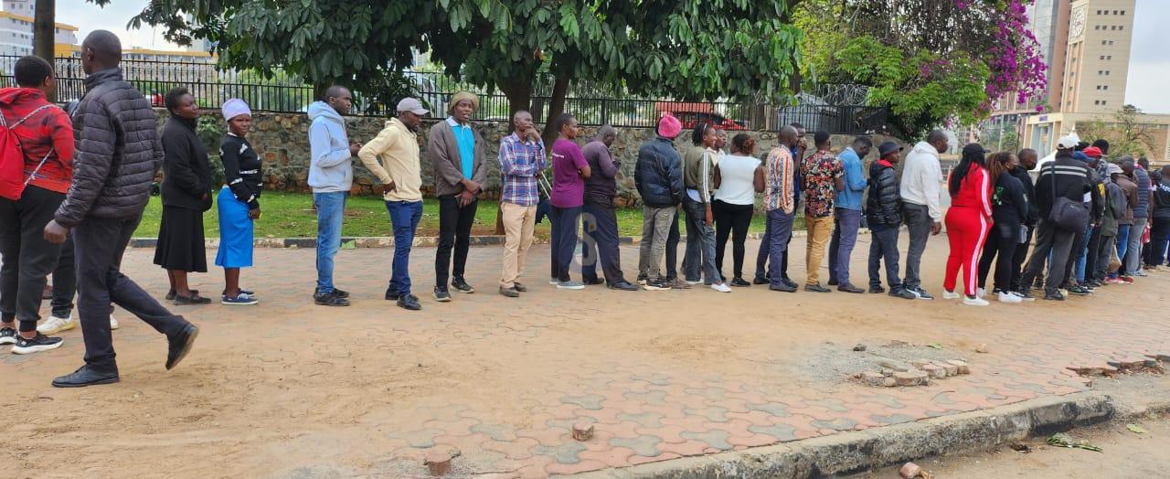 Long queues as Kenyans throng Parliament to view Raila’s body