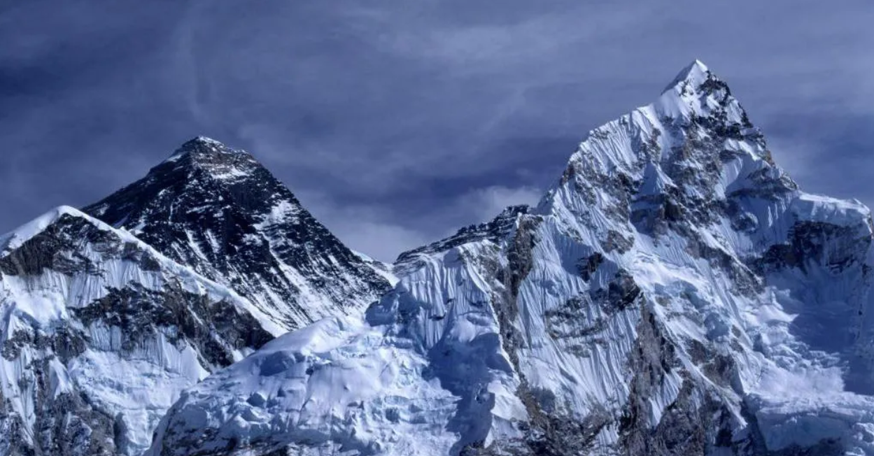 Nearly 1,000 people trapped on Mt Everest slopes