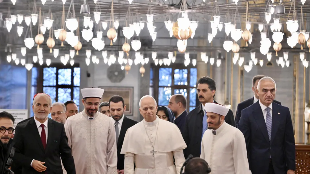 Pope Leo visits Istanbul's Blue Mosque
