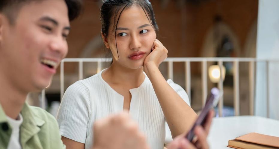 This phone habit might be ruining your relationship