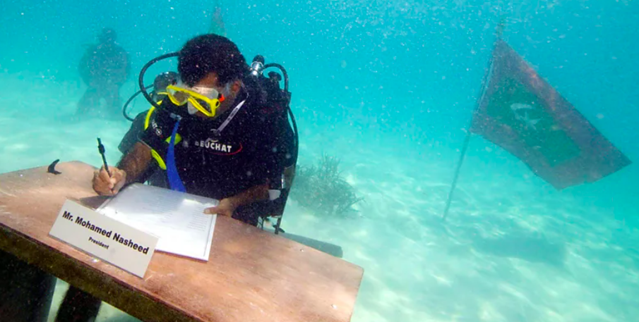 The Maldives' dramatic underwater meeting