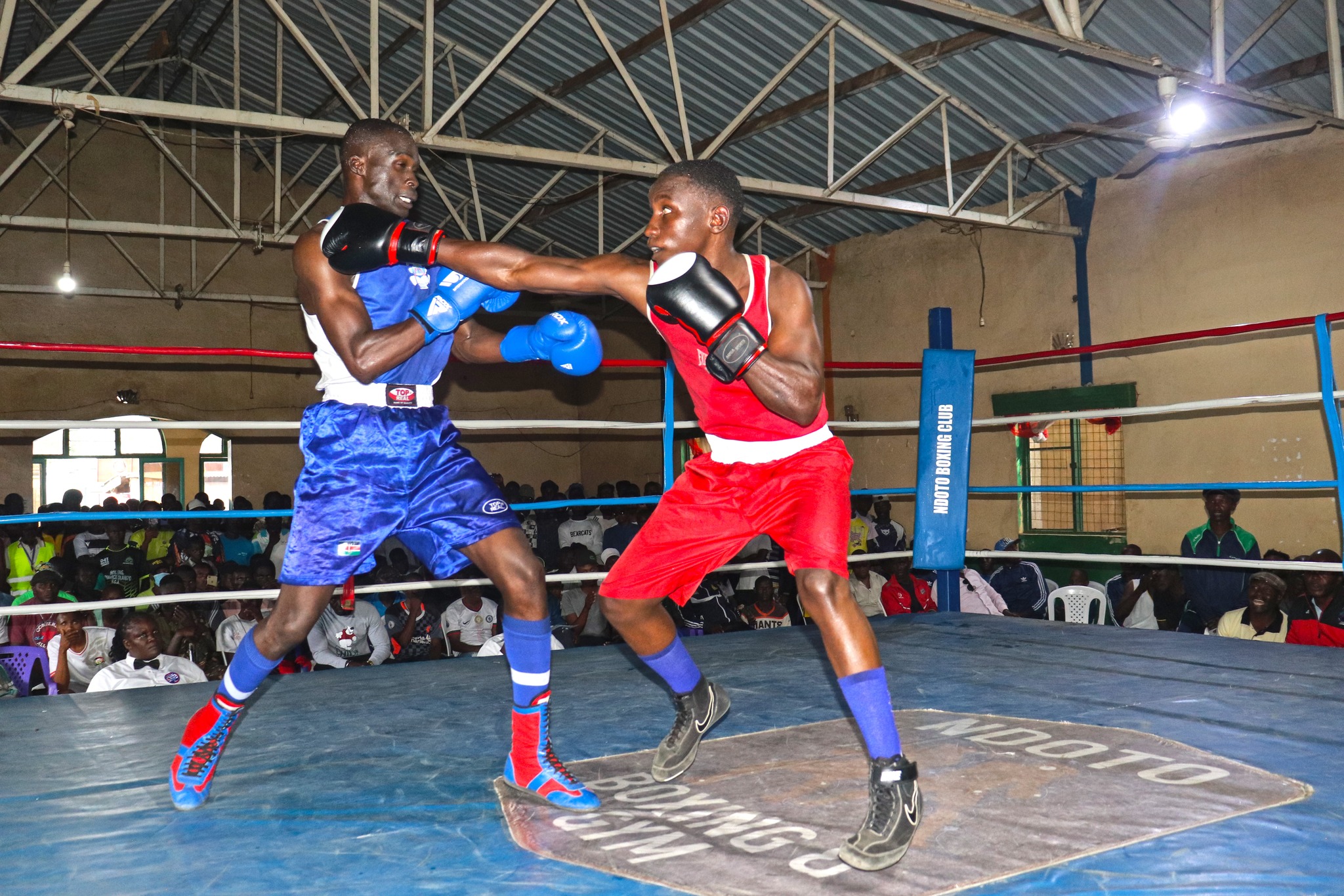 KDF's Fred Omondi in action against Wiseman Kivondo of Police in the welter weight final of the fifth leg of the National Boxing League in Kisumu