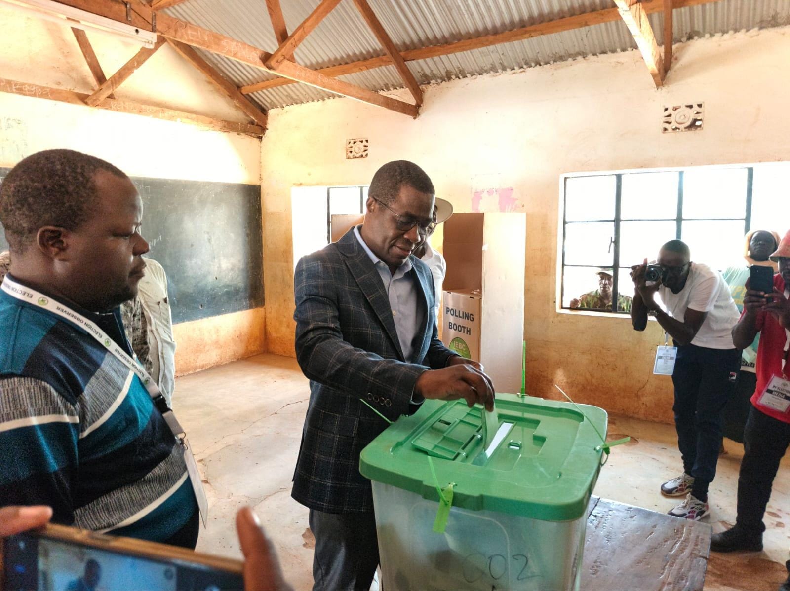 [PHOTOS] Wandayi casts his vote in Ugunja