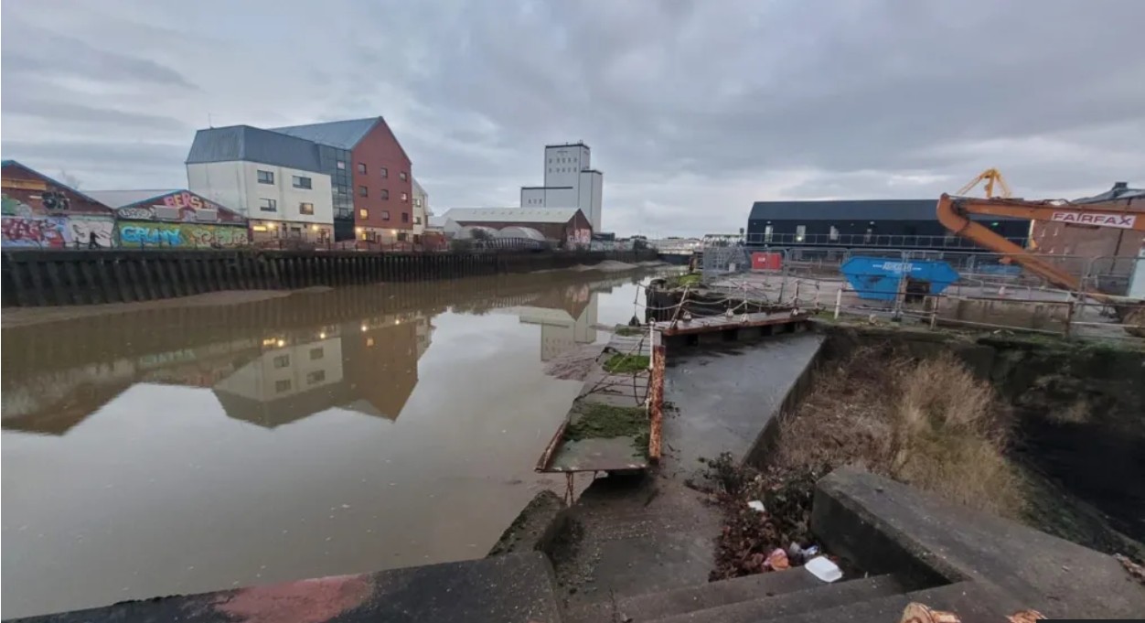 Two missing after entering river to evade police