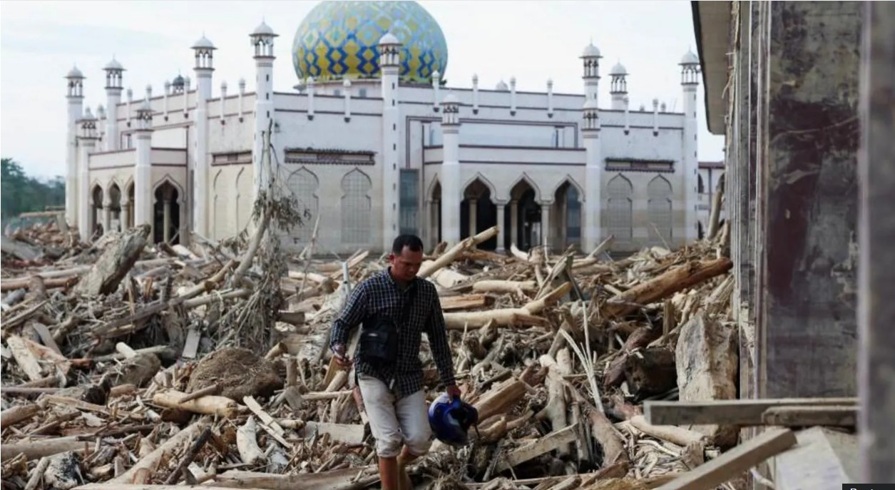 Death toll from Indonesia floods passes 900