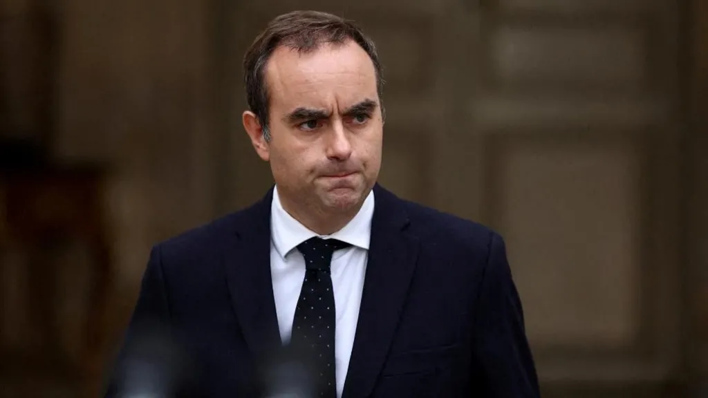 Crunch budget vote risks trouble for French PM