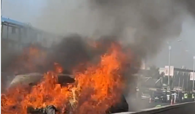 Range Rover bursts into flames along Nairobi Expressway