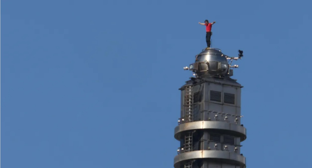 Climber scales 101-floor skyscraper without safety gear