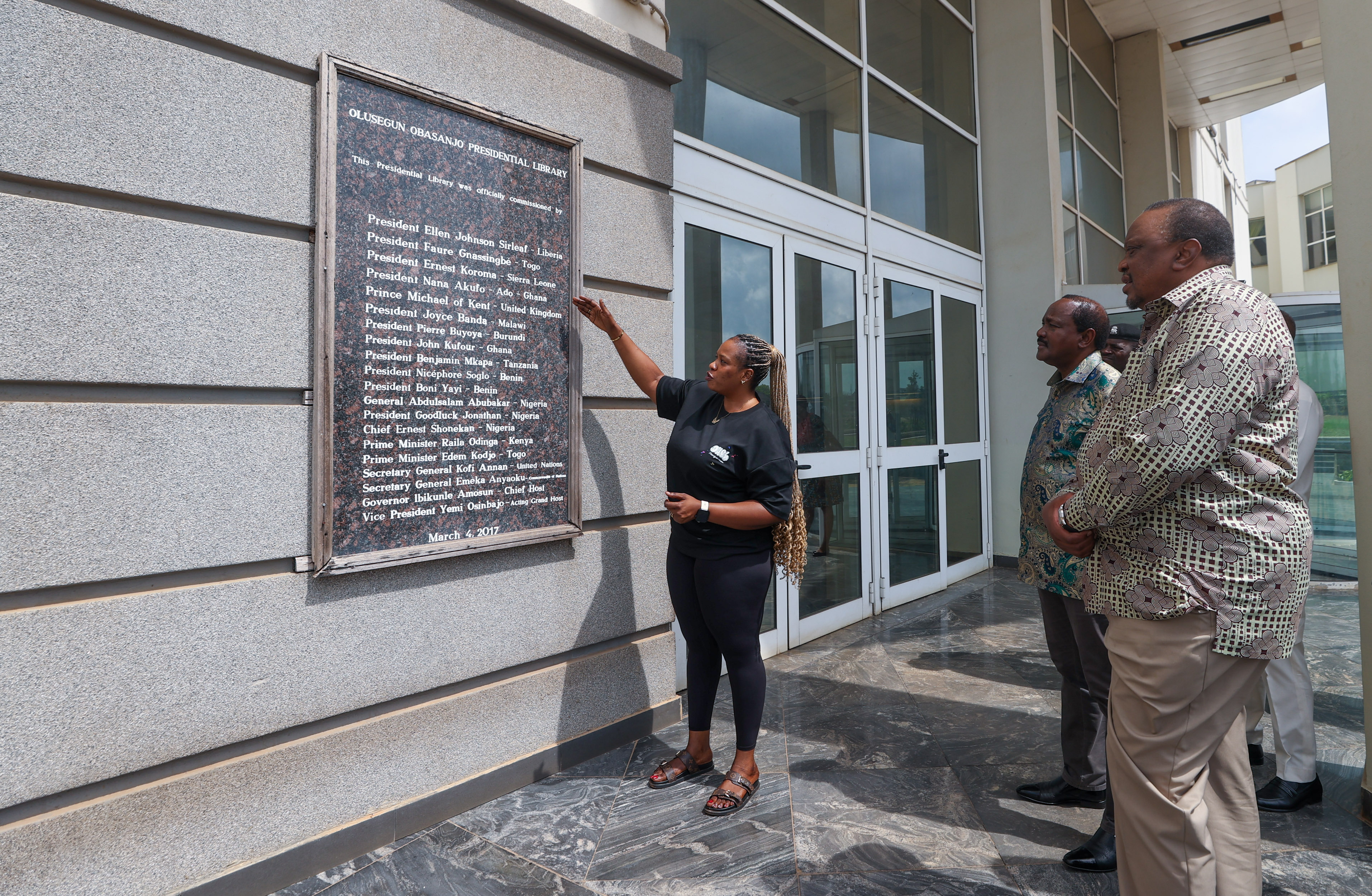 [PHOTOS] Uhuru tours Olusegun Obasanjo Presidential Library