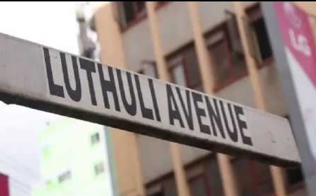 WATCH: Crowd Helps Man Recover TV Money from Luthuli Cons