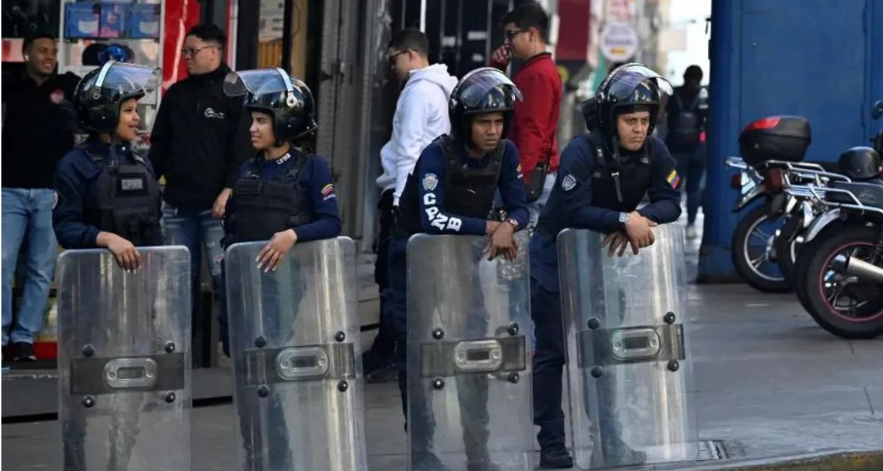 Venezuelan security forces detain journalists