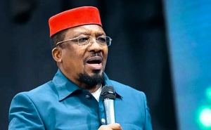 Pastor Ng’ang’a Sells Bottled Water for KSh 100 in Viral Church Clip