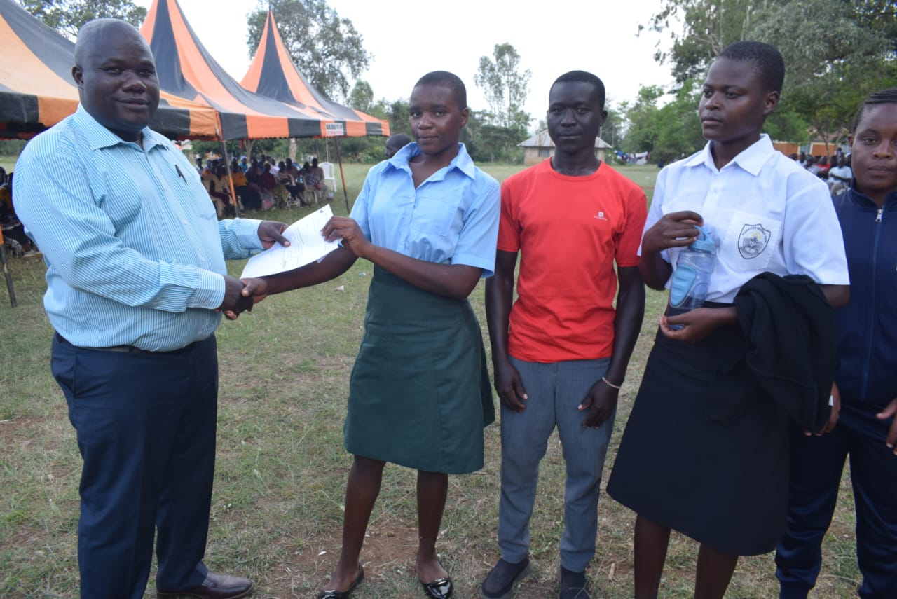 Over 570 students in Kochia Ward receive bursary cheques