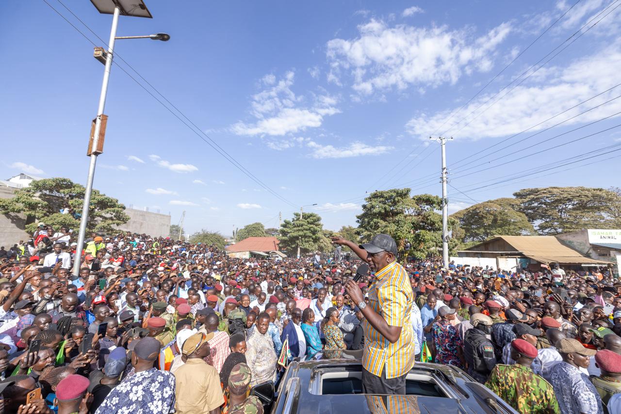 Finish road in 3 months or leave, President Ruto tells contractor