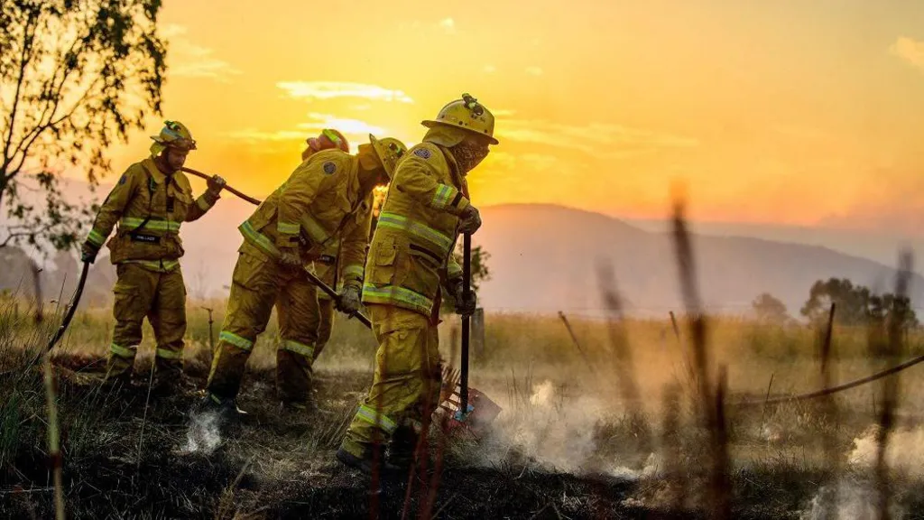 Firefighters battle 'emergency level' blazes in Australia heatwave